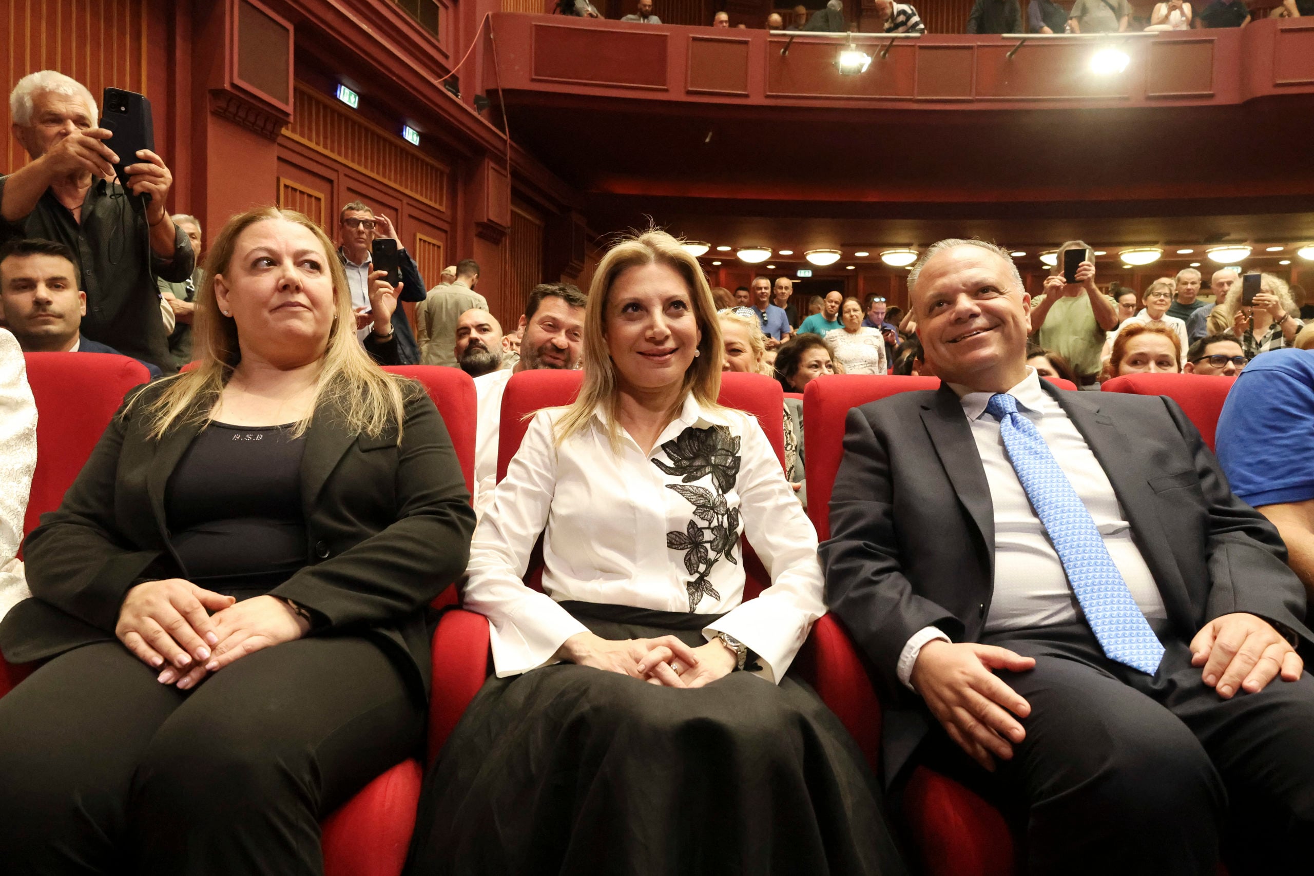 «Ελπίδα για τη Δημοκρατία» το κόμμα της Μαρία Καρυστιανού – Το μαύρο τριαντάφυλλο, η έκπληξη με την Μουτσάτσου και οι παρουσίες στο «Ολύμπιον» 40 «Ελπίδα για τη Δημοκρατία» το κόμμα της Μαρία Καρυστιανού – Το μαύρο τριαντάφυλλο, η έκπληξη με την Μουτσάτσου και οι παρουσίες στο «Ολύμπιον»
