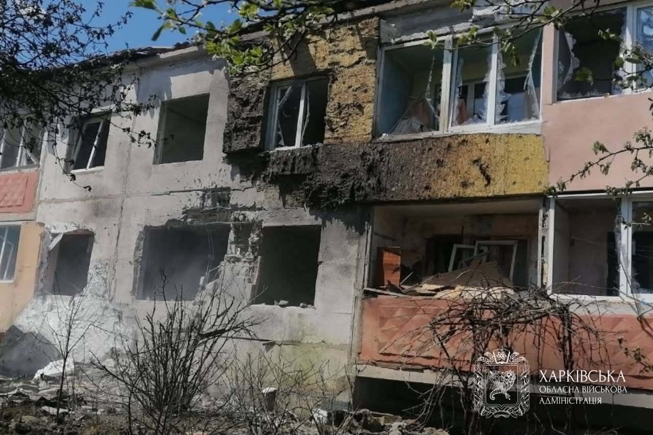 Κατεστραμμένο κτίριο κατοικιών μετά από ρωσικό πλήγμα στην περιφέρεια του Χαρκόβου, στις 8 Μαΐου 2026. Φωτογραφία: Περιφερειακή Στρατιωτική Διοίκηση Χαρκόβου