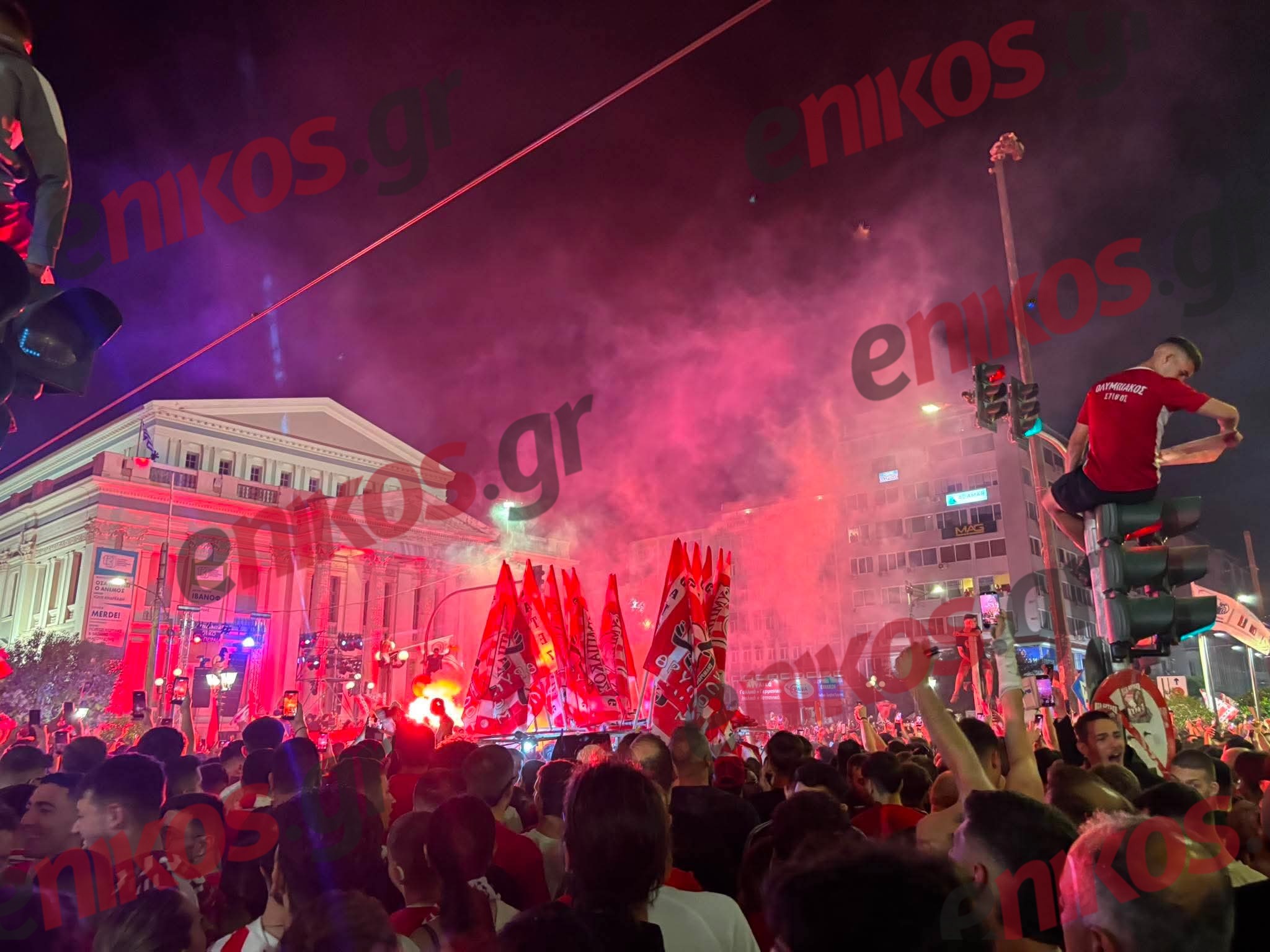 Ολυμπιακός: Η πιο όμορφη «καλημέρα» με το κύπελλο της Euroleague – Η αποθέωση από τον Έντι Τζόνσον 6 Ολυμπιακός: Η πιο όμορφη «καλημέρα» με το κύπελλο της Euroleague – Η αποθέωση από τον Έντι Τζόνσον