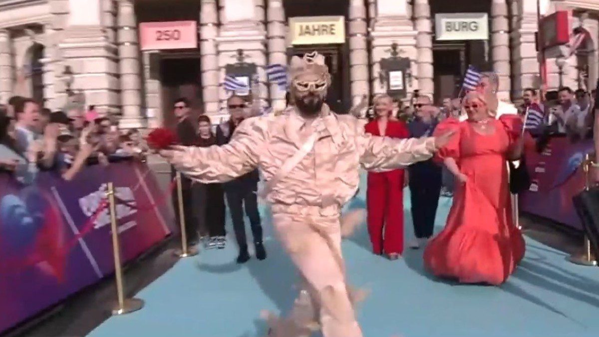 Eurovision 2026: Ο Akylas περπάτησε στο Τιρκουάζ Χαλί με «Ζορμπά» και μάγεψε την Ευρώπη με την Ελλάδα
