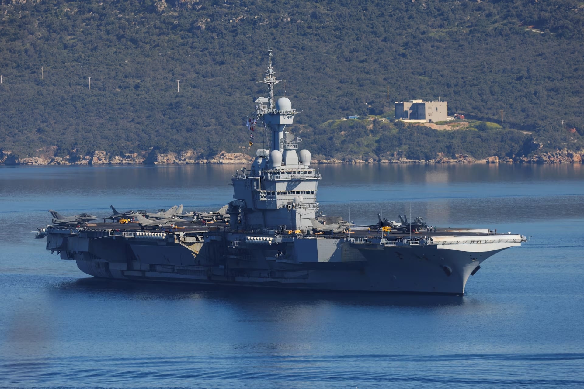 Γαλλία: Το αεροπλανοφόρο Σαρλ ντε Γκολ πλέει προς Ερυθρά Θάλασσα – «Διασφαλίζουμε την ασφάλεια στο Ορμούζ»