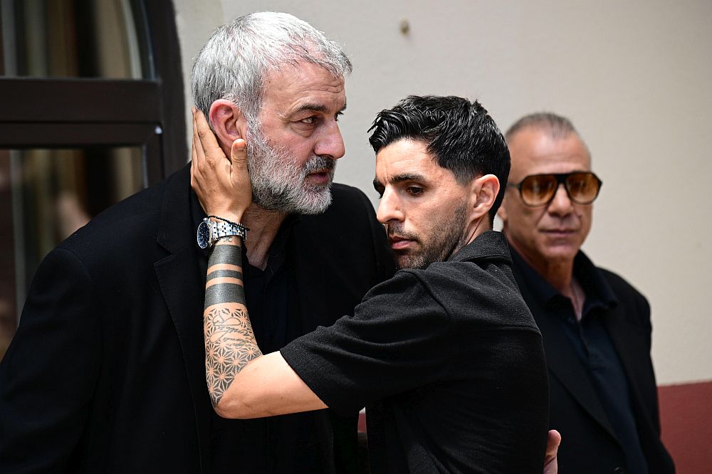 Κηδεία Μαστροκώστα: Το ελληνικό ποδόσφαιρο και η showbiz στο πλευρό του Δέλλα (Φωτογραφίες)