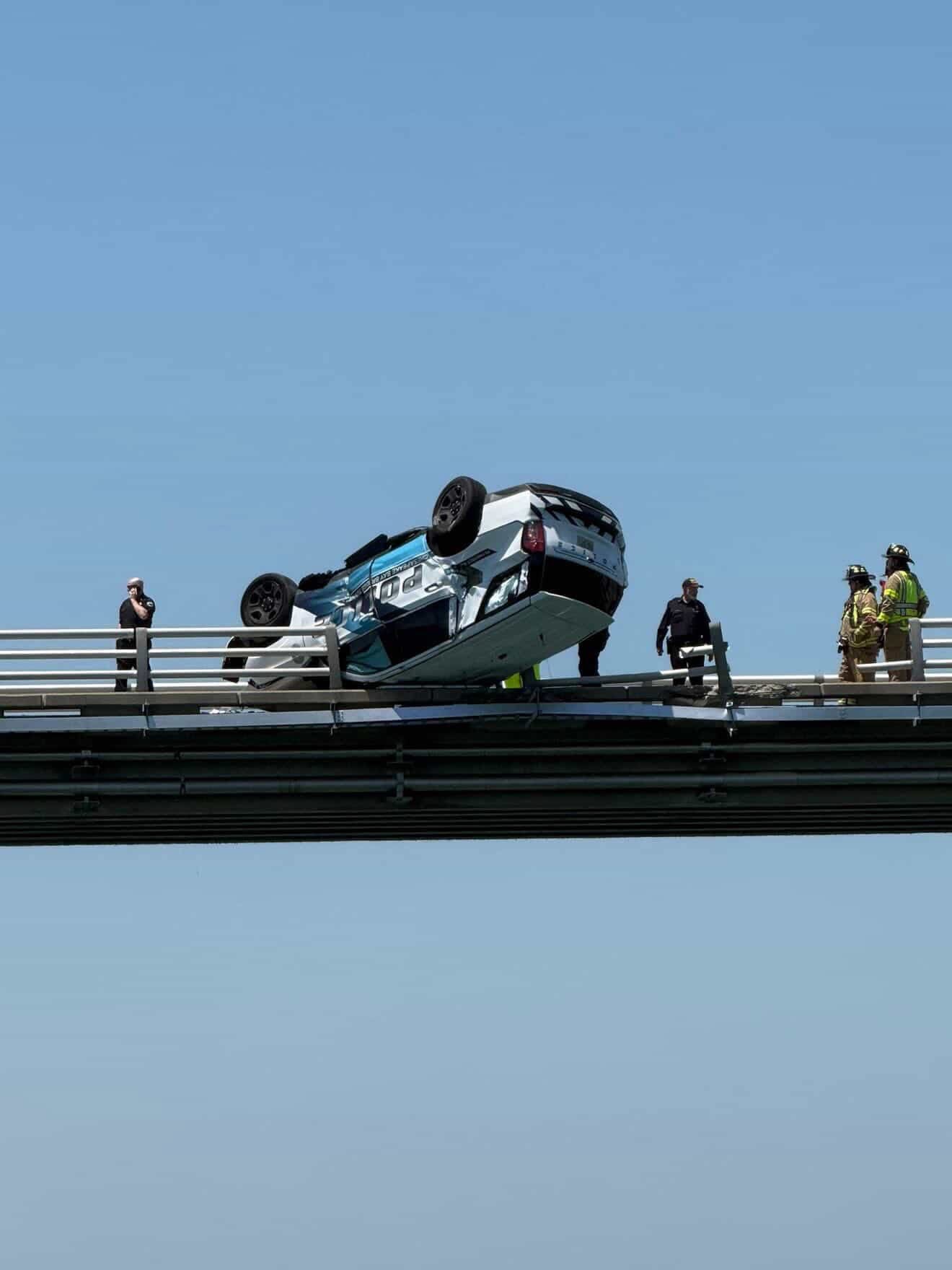 ΗΠΑ: Περιπολικό ανετράπη και κρεμάστηκε πάνω από γέφυρα στη Βιρτζίνια – ΒΙΝΤΕΟ 2 ΗΠΑ: Περιπολικό ανετράπη και κρεμάστηκε πάνω από γέφυρα στη Βιρτζίνια – ΒΙΝΤΕΟ