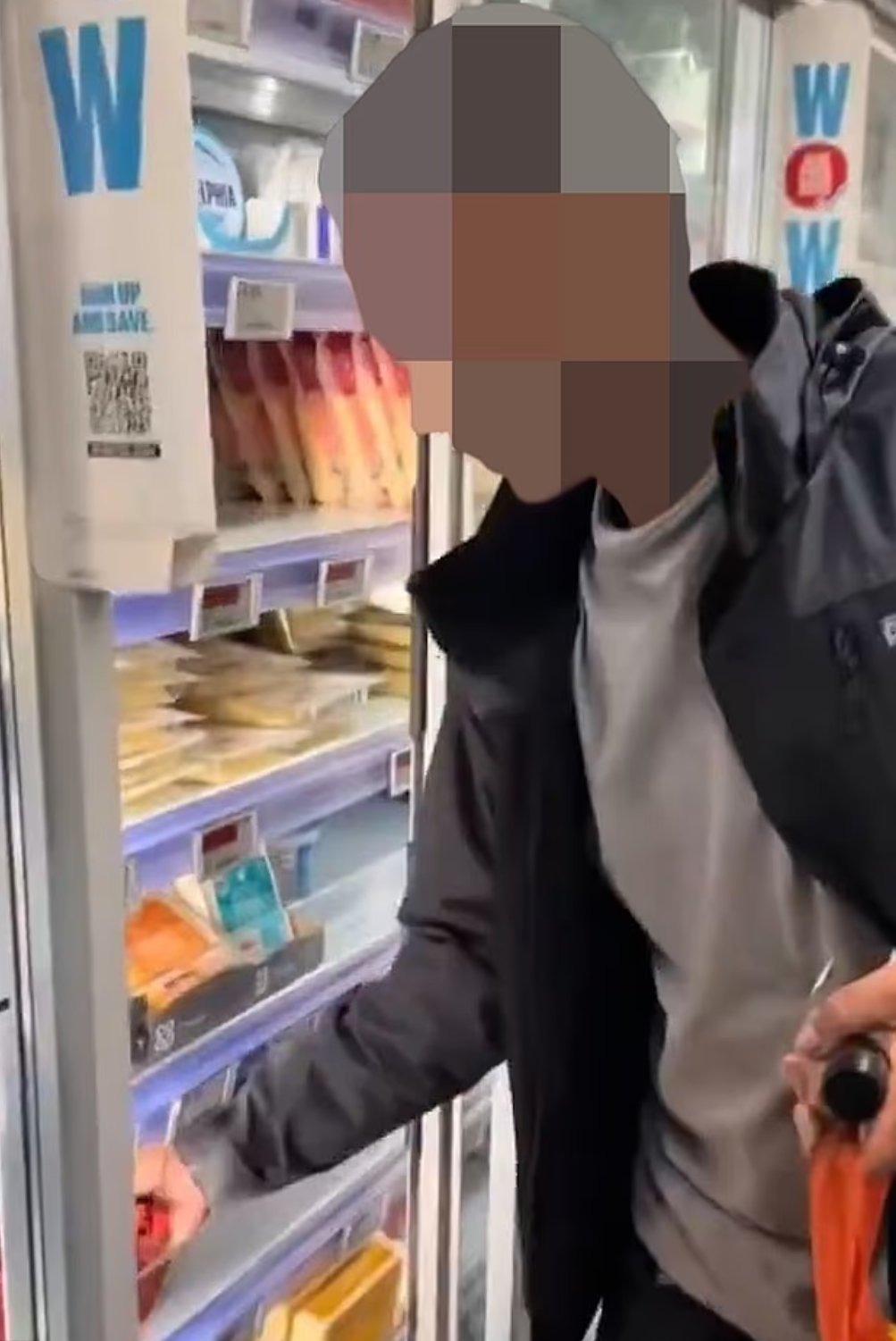 Λονδίνο: 32χρονος άρπαξε τυρί, κρύφτηκε κάτω από λεωφορείο και επιτέθηκε σε αστυνομικούς – ΒΙΝΤΕΟ 3 Λονδίνο: 32χρονος άρπαξε τυρί, κρύφτηκε κάτω από λεωφορείο και επιτέθηκε σε αστυνομικούς – ΒΙΝΤΕΟ