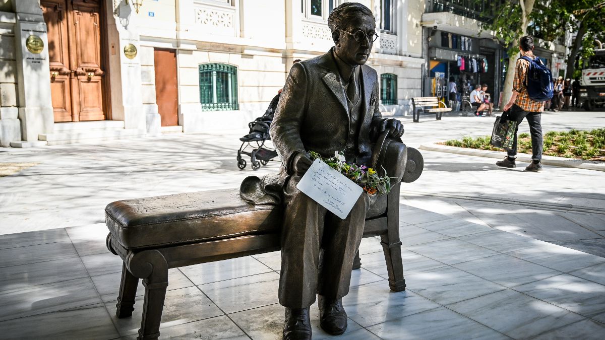 Κατέστρεψαν το άγαλμα του Καβάφη στη Διονυσίου Αρεοπαγίτου: Δείτε εικόνα