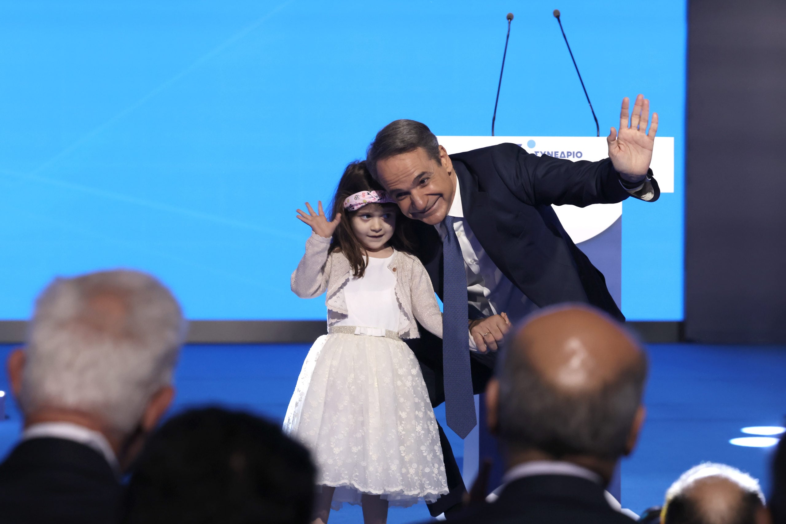 16ο Συνέδριο ΝΔ: Η αναπάντεχη στιγμή με το κοριτσάκι που ανέβηκε στη σκηνή μετά την ομιλία του Κυριάκου Μητσοτάκη – Δείτε βίντεο και εικόνες