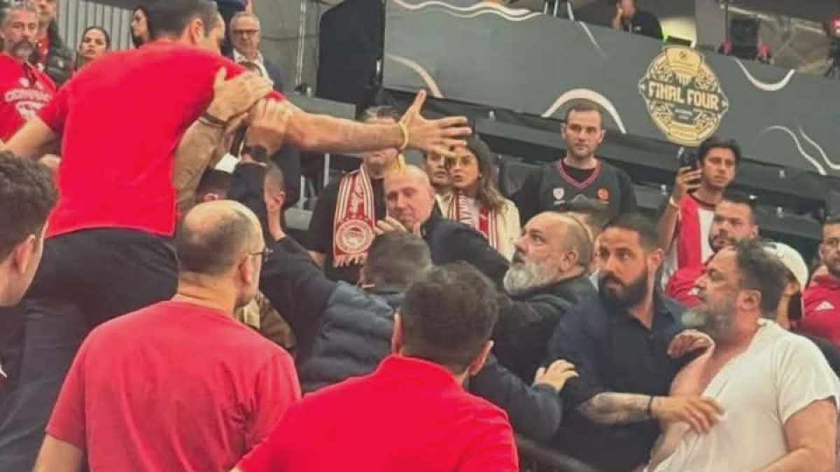 Home 69 Αποκάλυψη: Φρέσκο βίντεο με Μαρινάκη & Δημητριάδη – Καταγράφει τη στιγμή που ο πρόεδρος του Ολυμπιακού κατεβαίνει τα σκαλιά