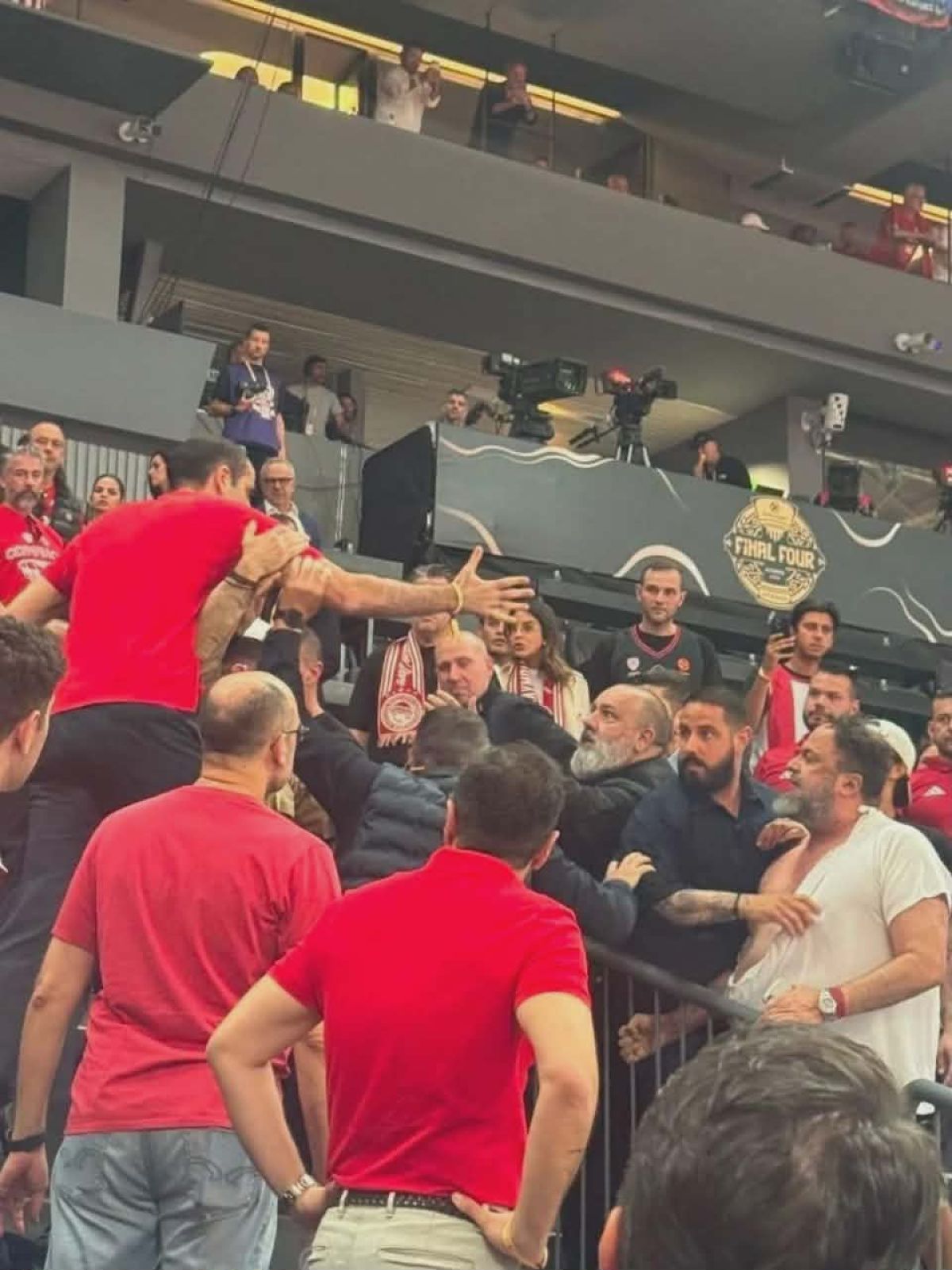 Ο καυγάς “γαλλικών” Μαρινάκη με Δημητριάδη και οι χαστούκες! Τα εκρηκτικά βίντεο 4 Επεισόδιο με Βαγγέλη Μαρινάκης και Γρηγόρη Δημητριάδης