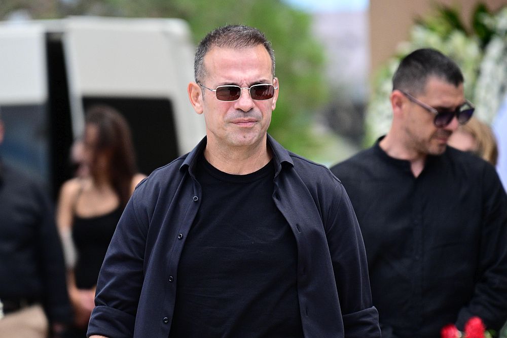 Κηδεία Μαστροκώστα: Το ελληνικό ποδόσφαιρο και η showbiz στο πλευρό του Δέλλα (Φωτογραφίες)