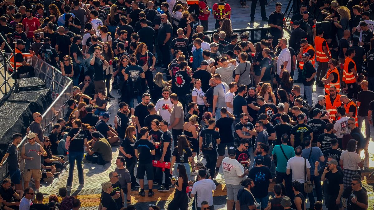 Metallica στο ΟΑΚΑ: Πλήθος κόσμου στην Αθήνα για τη συναυλία – Δείτε εικόνες από το στάδιο