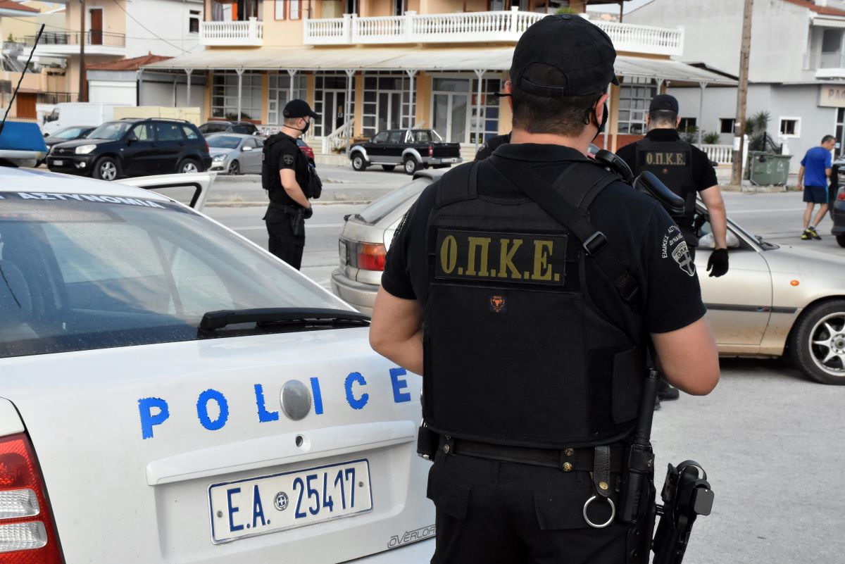 Χανιά: Χειροπέδες σε άνδρα που έτρεχε και κυνηγούσε εργάτες με μπαλτά