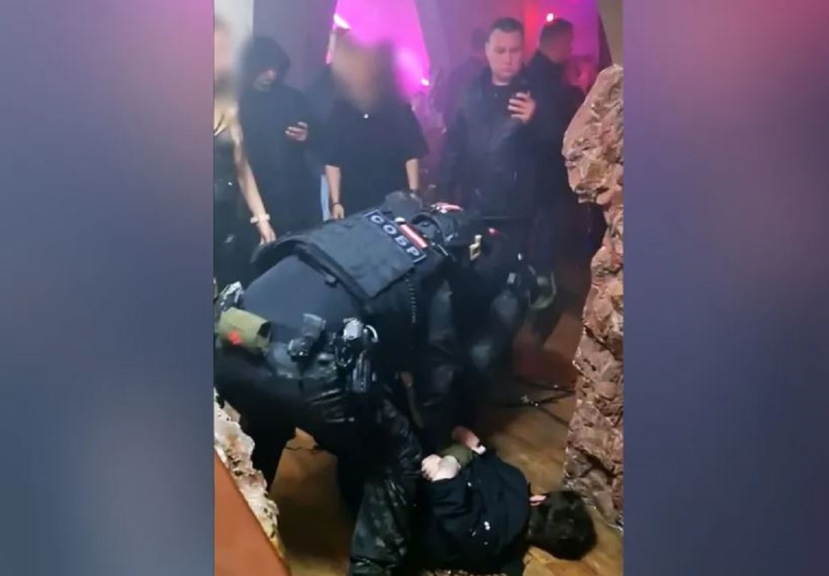 Αστυνομικοί, που φαίνονται στη φωτογραφία να ακινητοποιούν καλεσμένο στο πάτωμα, συμμετείχαν στην έφοδο στο πάρτι της Κάτια.