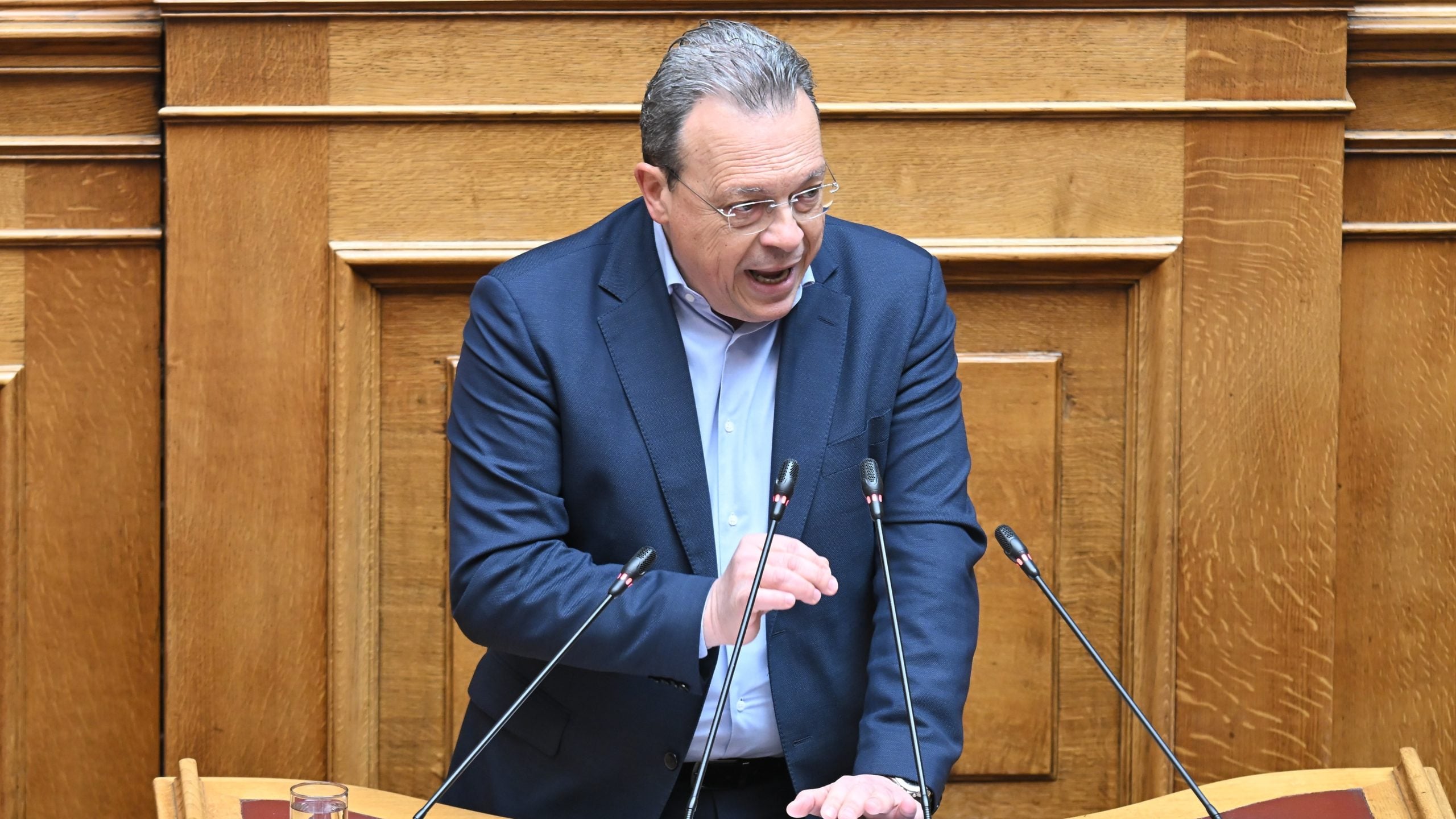 Φάμελλος στη Βουλή: «Η οικονομία καταρρέει – Η διαφθορά σας καταστρέφει και την πρόοδο» – Δριμεία κριτική στην κυβέρνηση