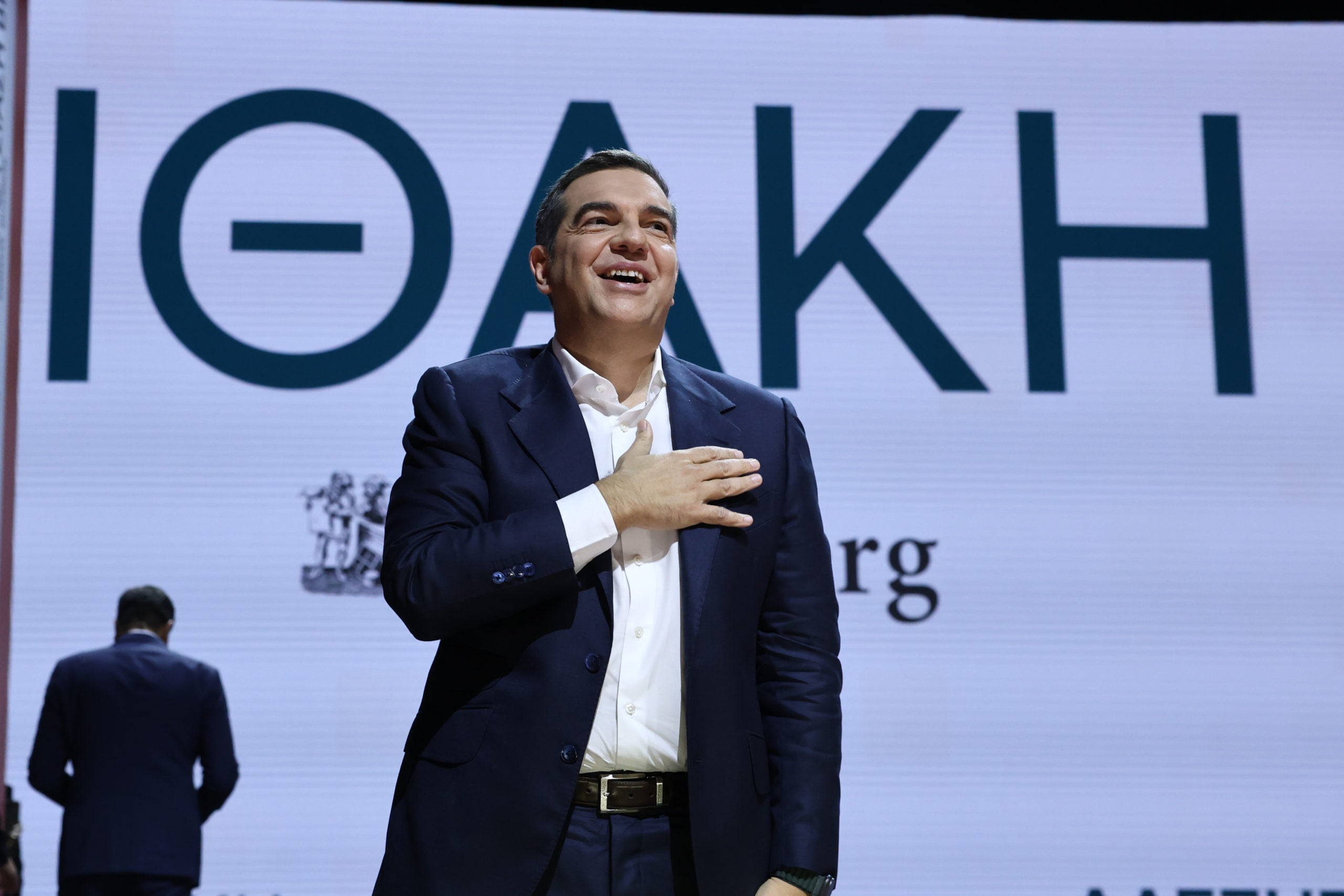 Τσίπρας καλεί με μπάλα της Μπαρτσελόνα – «Δημιουργούμε ομάδα για τίτλο»