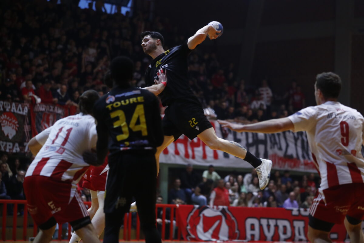 Ολυμπιακός – ΑΕΚ 32-33: Μεγάλη ανατροπή και «διπλό» για την Ένωση στον πρώτο τελικό της Handball Premier