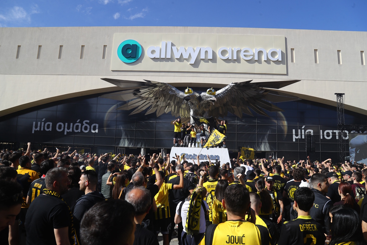 ΑΕΚ – Ολυμπιακός: «Πανικός» από τους φιλάθλους έξω από την Allwyn Arena πριν το ντέρμπι και τη γιορτή τίτλου της Ένωσης