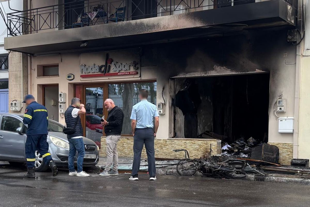 Αίγινα: Στις φλόγες η σχολή οδηγών του δημάρχου – Ανοιχτό το ενδεχόμενο εμπρησμού