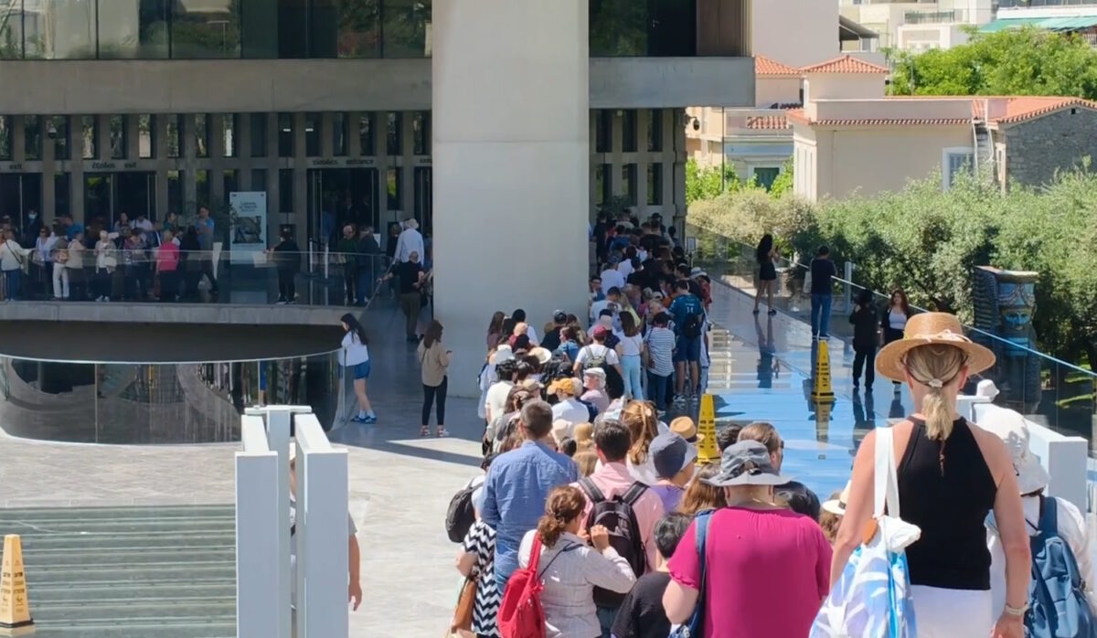 Ουρές έξω από το Μουσείο της Ακρόπολης – Ελεύθερη η είσοδος με αφορμή τη Διεθνή Ημέρα Μουσείων