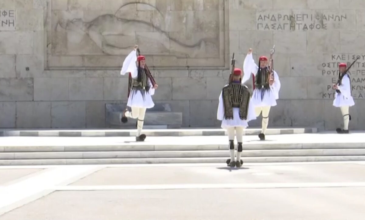 Τιμητική αλλαγή της Προεδρικής Φρουράς για τα 85 χρόνια από τη Μάχη της Κρήτης
