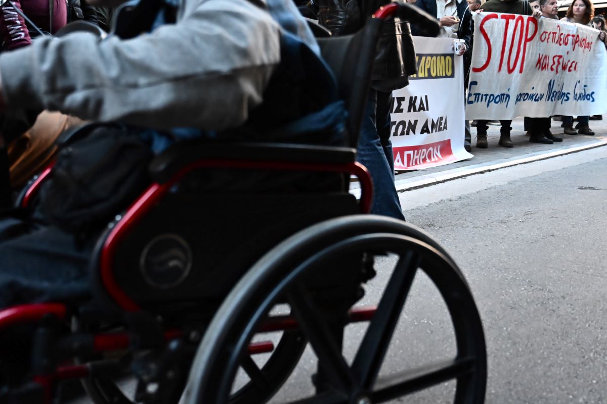 Θεσσαλονίκη: «Την άφησαν δεμένη και μόνη» αναφέρει ο πατέρας της 17χρονης ΑμεΑ που ξέχασαν για 2 ώρες σε λεωφορείο