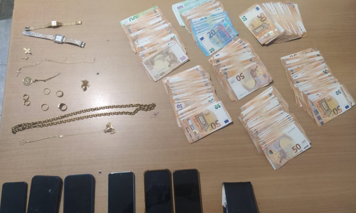 Απάτη σε βάρος γυναίκας στο Δομοκό: Υποδυόταν τον εφοριακό και της άρπαξε χρήματα και κοσμήματα – 4 συλλήψεις