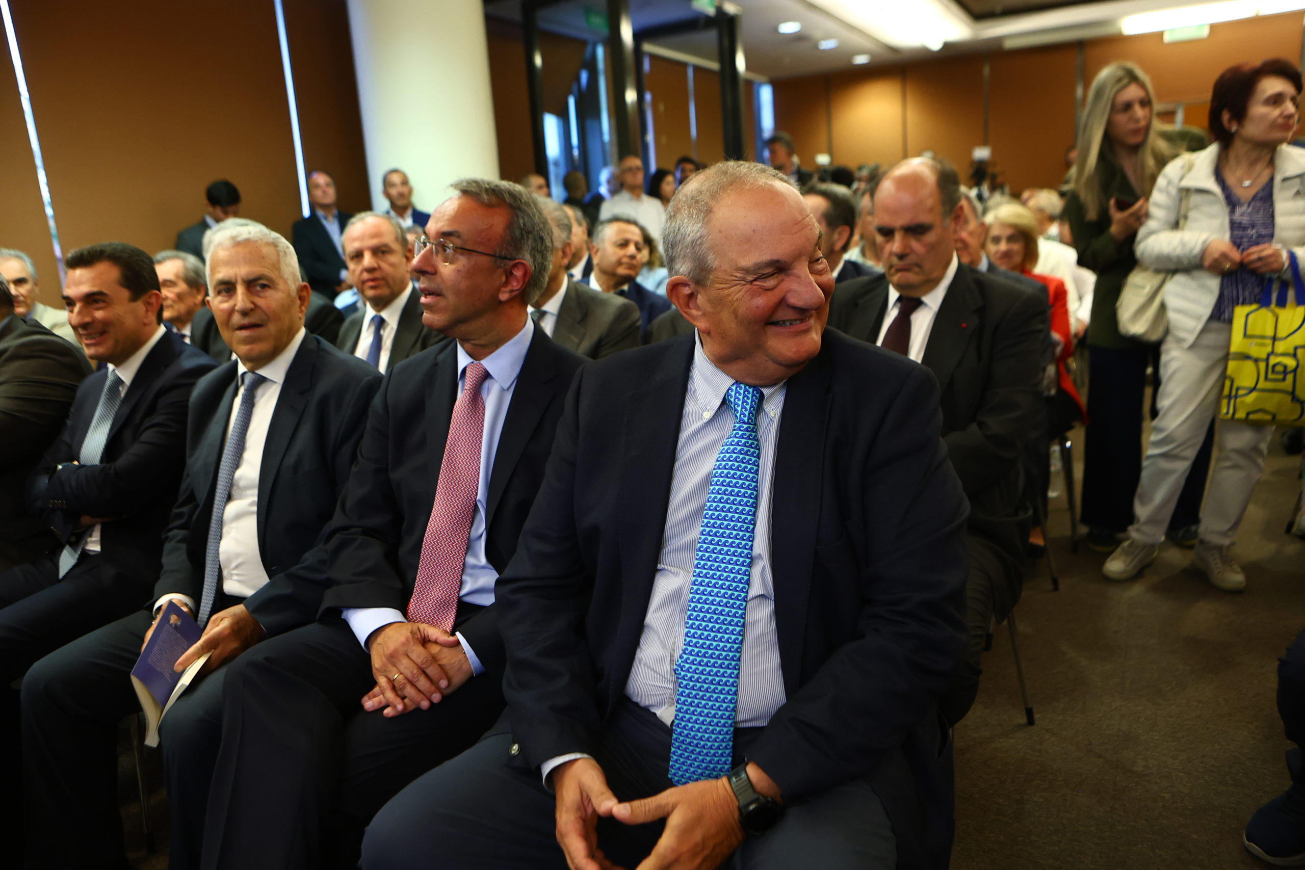 Ευάγγελος Αποστολάκης: Σαφείς και στοχευμένες οι απόψεις Καραμανλή – Τι αναφέρει για πιθανό «θερμό επεισόδιο» 2 Σε μια από τις πρώτες σειρές της αίθουσας και ο επίτιμος Α/ΓΕΕΘΑ, και ανεξάρτητος βουλευτής, Ευάγγελος Αποστολάκης