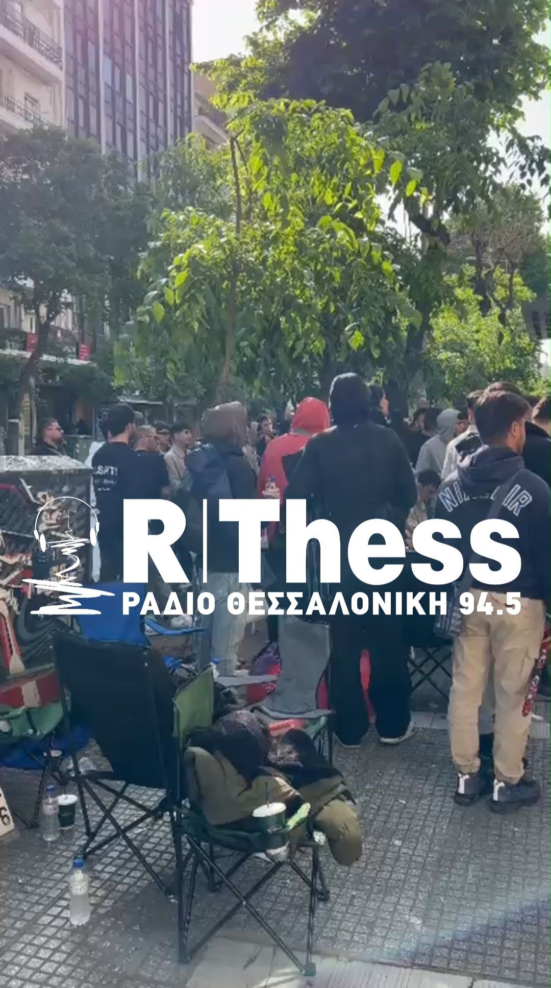 Αποβραδίς στην ουρά για ένα ρολόι στη Θεσσαλονίκη – Απίστευτες εικόνες