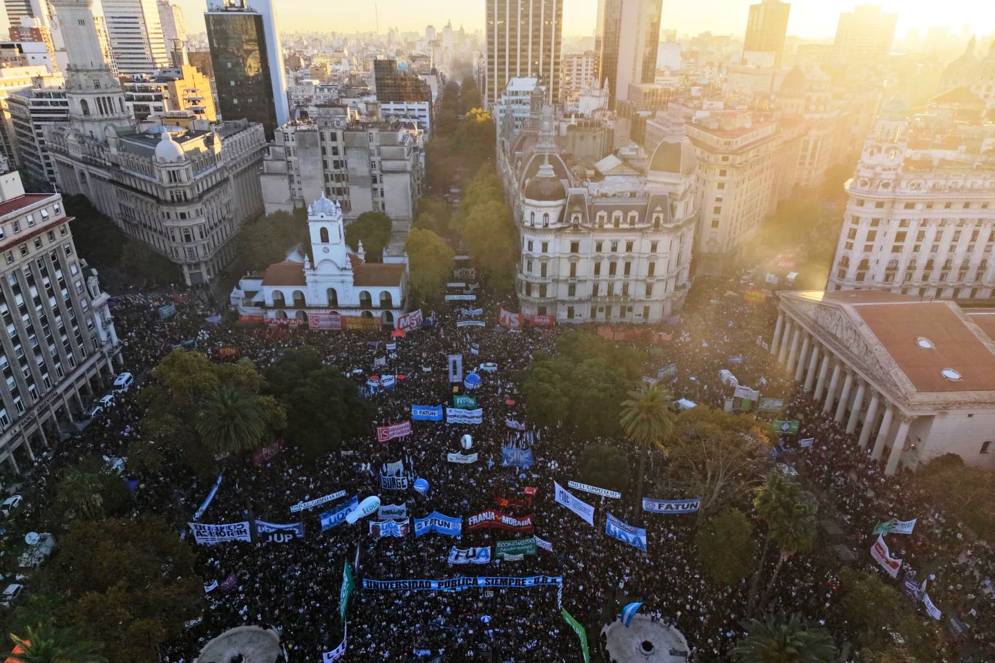 Αργεντινή: Μαζικές πορείες στήριξης του δημόσιου πανεπιστημίου κατά των λιτότητας του προέδρου Μιλέι
