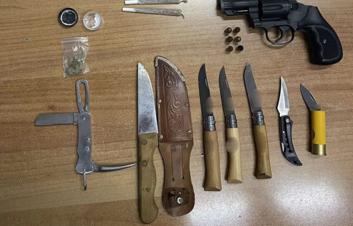 Αργυρούπολη: Σύλληψη 50χρονου με όπλο, μαχαίρια και σουγιάδες στο όχημά του