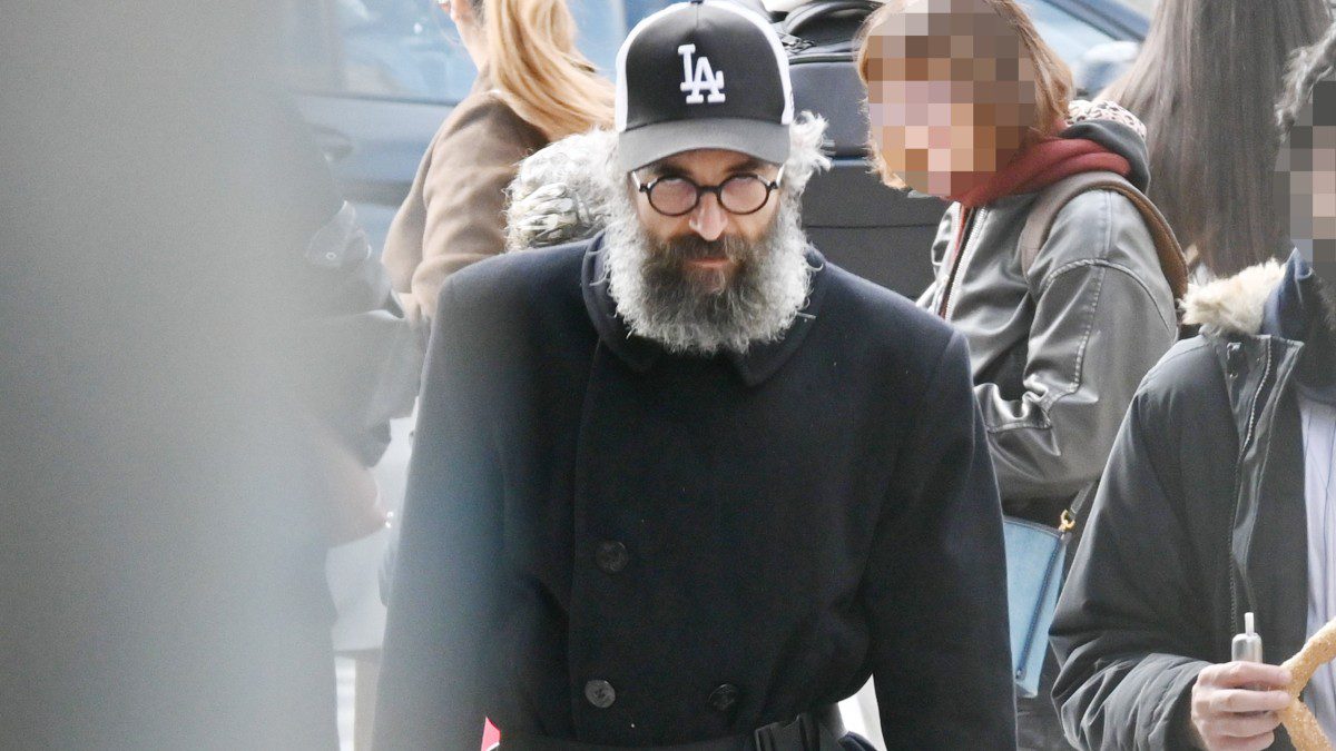 Με γενειάδα και ράσα ιερέα: Αγνώριστος ο Άρης Σερβετάλης – Η πρώτη εικόνα από το Άγιον Όρος