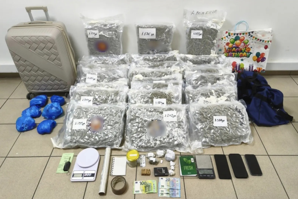 Θεσσαλονίκη: Εξάρθρωση κυκλώματος ναρκωτικών – Ανακαλύφθηκαν 27 κιλά skunk σε βαλίτσες, 2 συλλήψεις