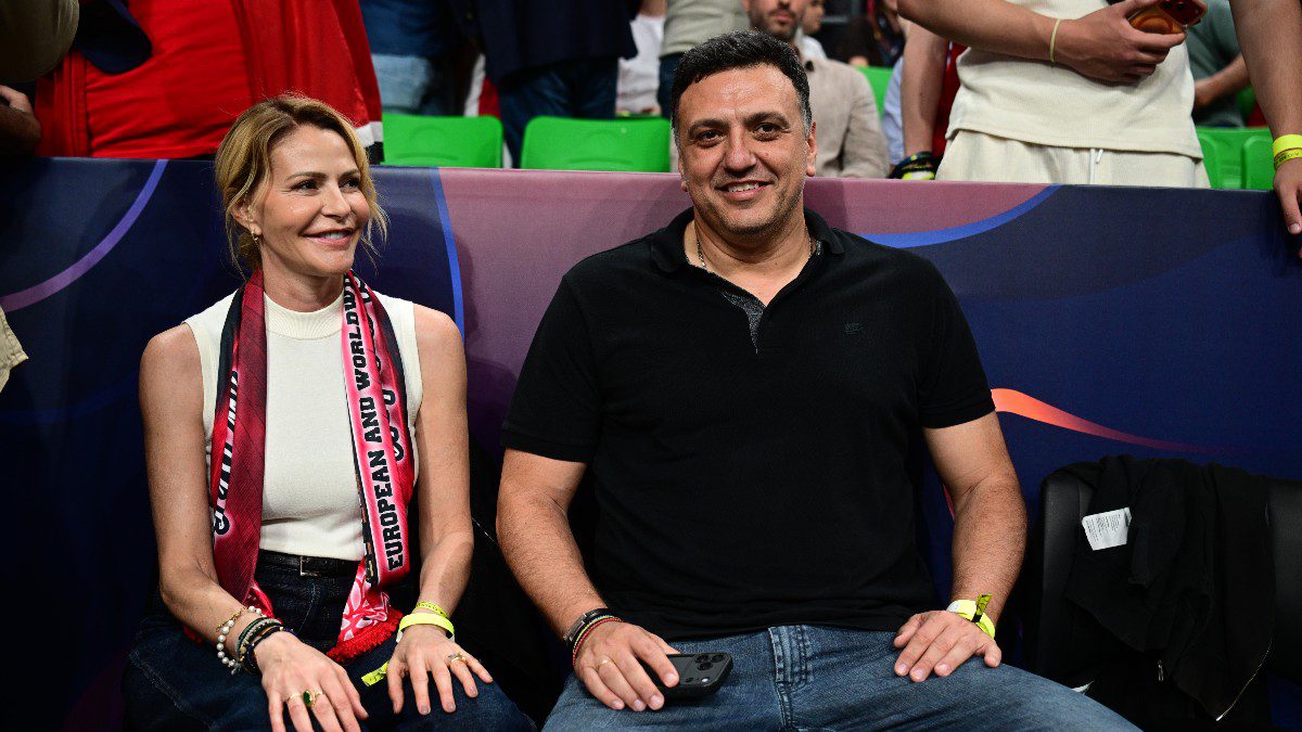 Ο Κικίλιας παρακολουθεί τον τελικό του Ολυμπιακού υπό τη φύλαξη των MAT! (Βίντεο)