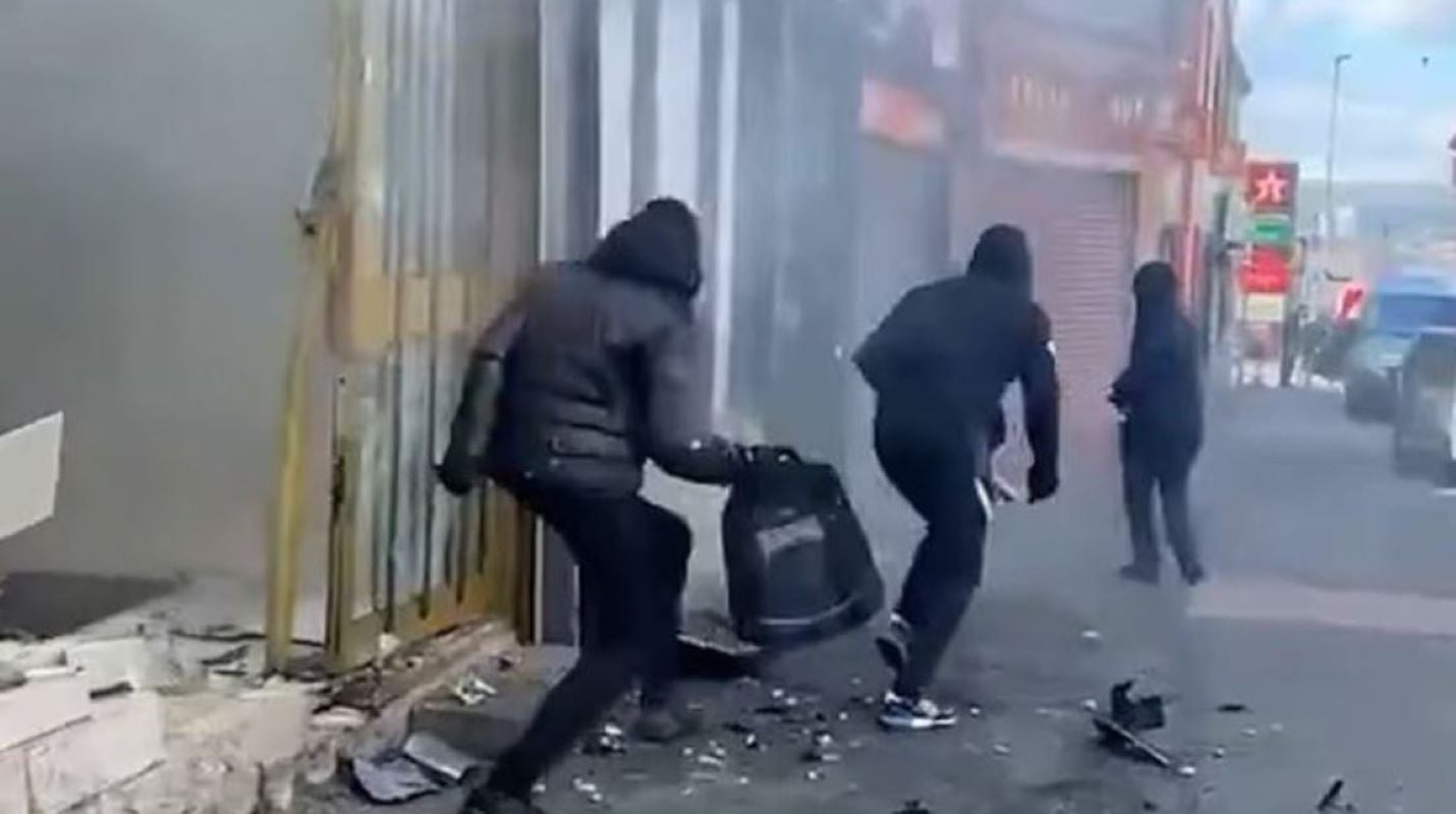 Βίντεο: Ληστές με ρόπαλα επιτέθηκαν σε κοσμηματοπωλείο και διέφυγαν – Η σωτήρια αντίδραση του ιδιοκτήτη