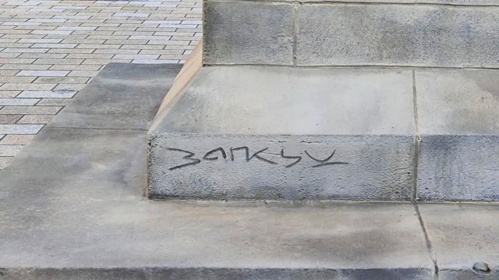Ο Banksy παραδέχτηκε ότι το άγαλμα στο κέντρο του Λονδίνου είναι δικό του έργο