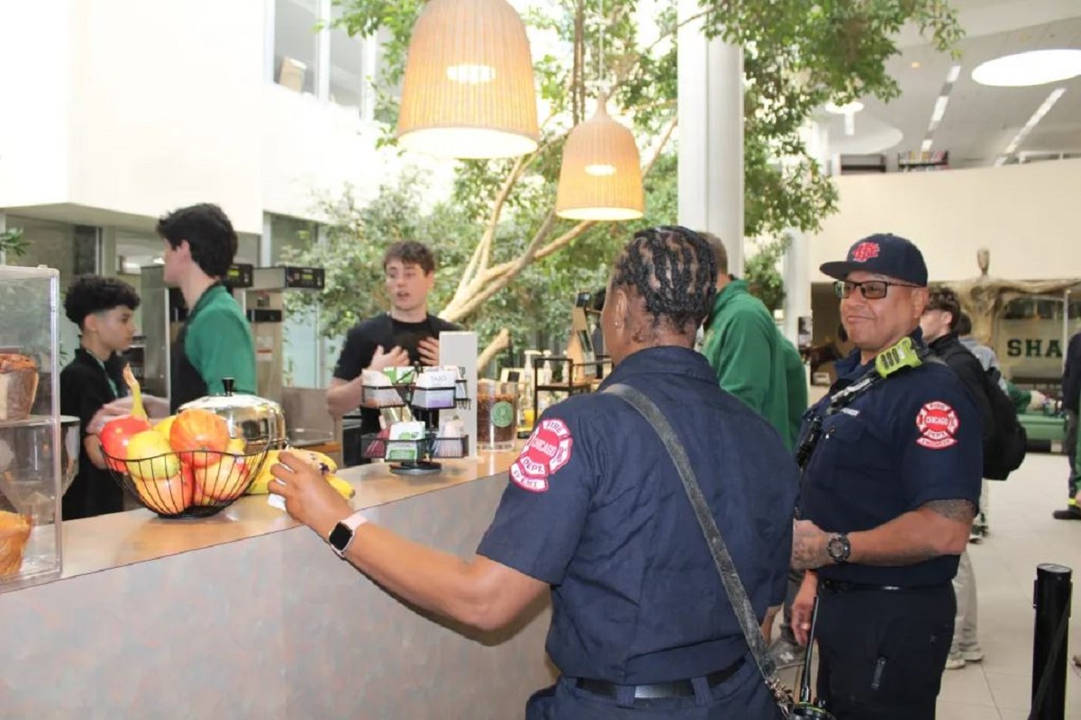 Το Λύκειο St. Patrick διοργάνωσε εκδήλωση οικονομικής ενίσχυσης για τις οικογένειες του αστυνομικού Ιωάννη Βαρθολομαίου και του πυροσβέστη Μάικλ Άλτμαν, που επίσης σκοτώθηκε στο καθήκον, στις 29 Απριλίου 2026. (Molly DeVore / Block Club Chicago)