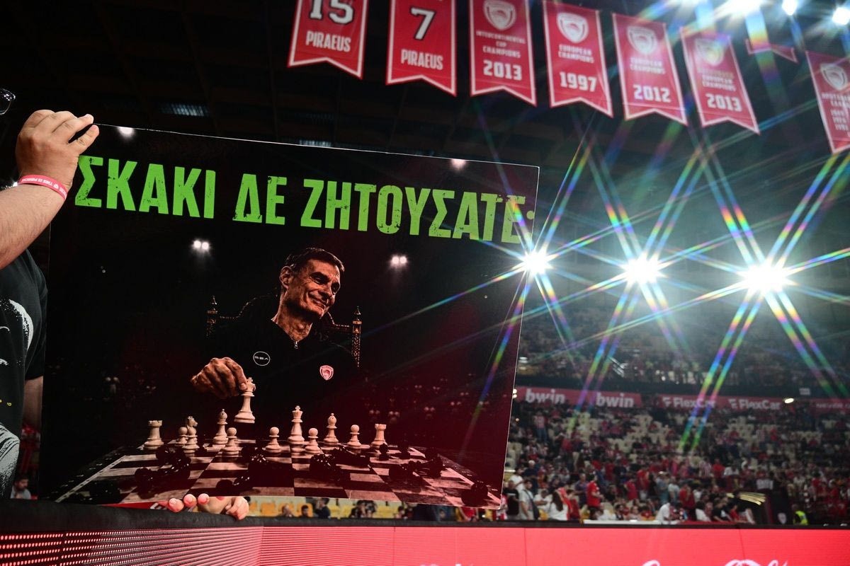 Ολυμπιακός: Το ΣΕΦ πλημμύρισε με σκακιέρες, η εντυπωσιακή αφίσα για τον «Σκακιστή Μπαρτζώκα» 8 Ολυμπιακός: Το ΣΕΦ πλημμύρισε με σκακιέρες, η εντυπωσιακή αφίσα για τον «Σκακιστή Μπαρτζώκα»