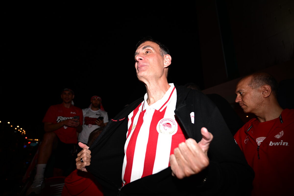 Ο Γιώργος Μπαρτζώκας με συλλεκτική φανέλα του Ολυμπιακού πάνω στο λεωφορείο