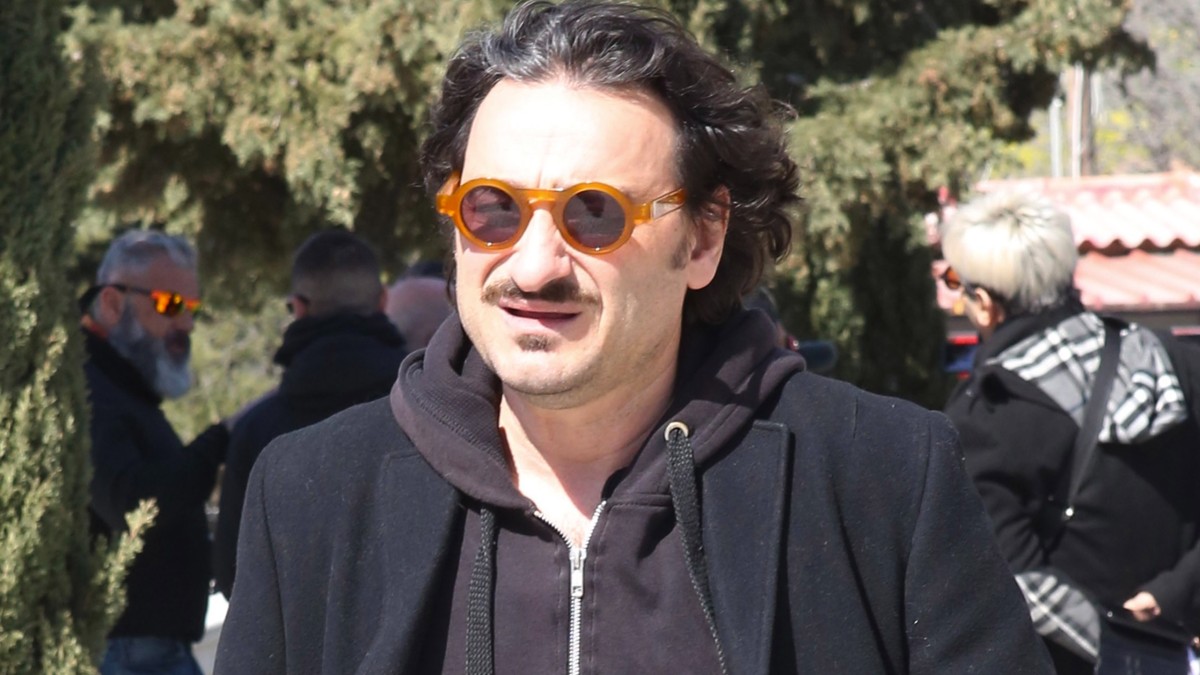 Ο Βασίλης Χαραλαμπόπουλος στη κηδεία του Βασίλη Παπαβασιλείου