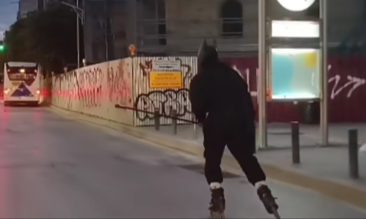Η Θεσσαλονίκη απέκτησε τον Batman της: Μυστηριώδης άντρας «οργώνει» τους δρόμους κάνοντας rollers, δείτε βίντεο