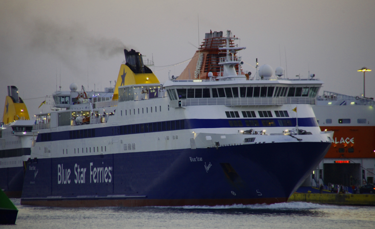 Καθυστέρηση στον απόπλου του Blue Star Naxos με 500 επιβάτες – Πρόβλημα με την άγκυρα στο λιμάνι του Πειραιά