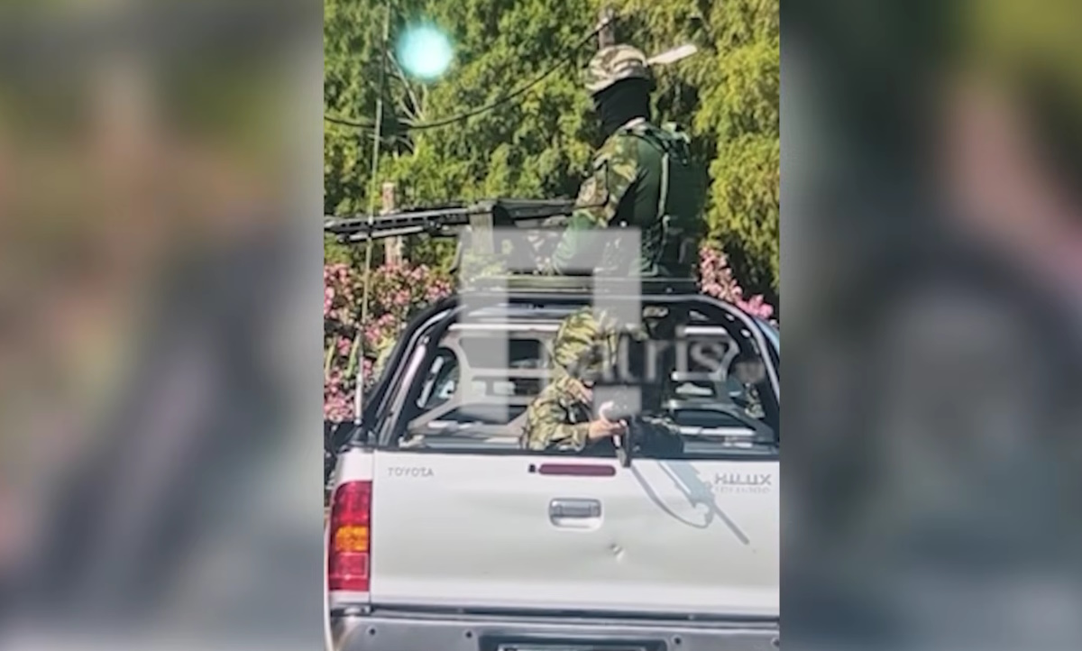 Σοκ στον ΒΟΑΚ: Άγνωστοι στόχευαν τουρίστες με όπλα από καρότσα φορτηγού, βίντεο