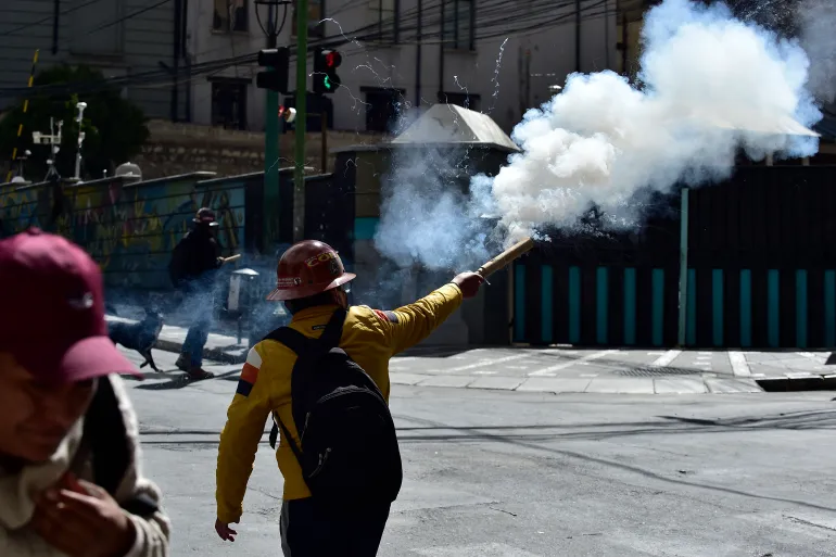 Βολιβία: Σφοδρές συγκρούσεις σε αντικυβερνητική πορεία στη Λα Πας – Ένταλμα για σύλληψη κορυφαίου συνδικαλιστή