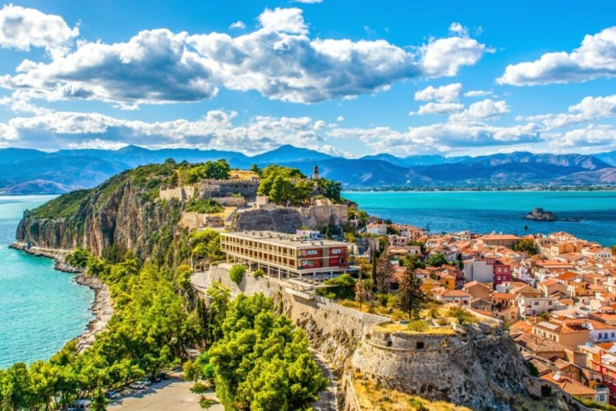 Booking.com: Ποιοι προορισμοί προσελκύουν τους Έλληνες για του Αγίου Πνεύματος
