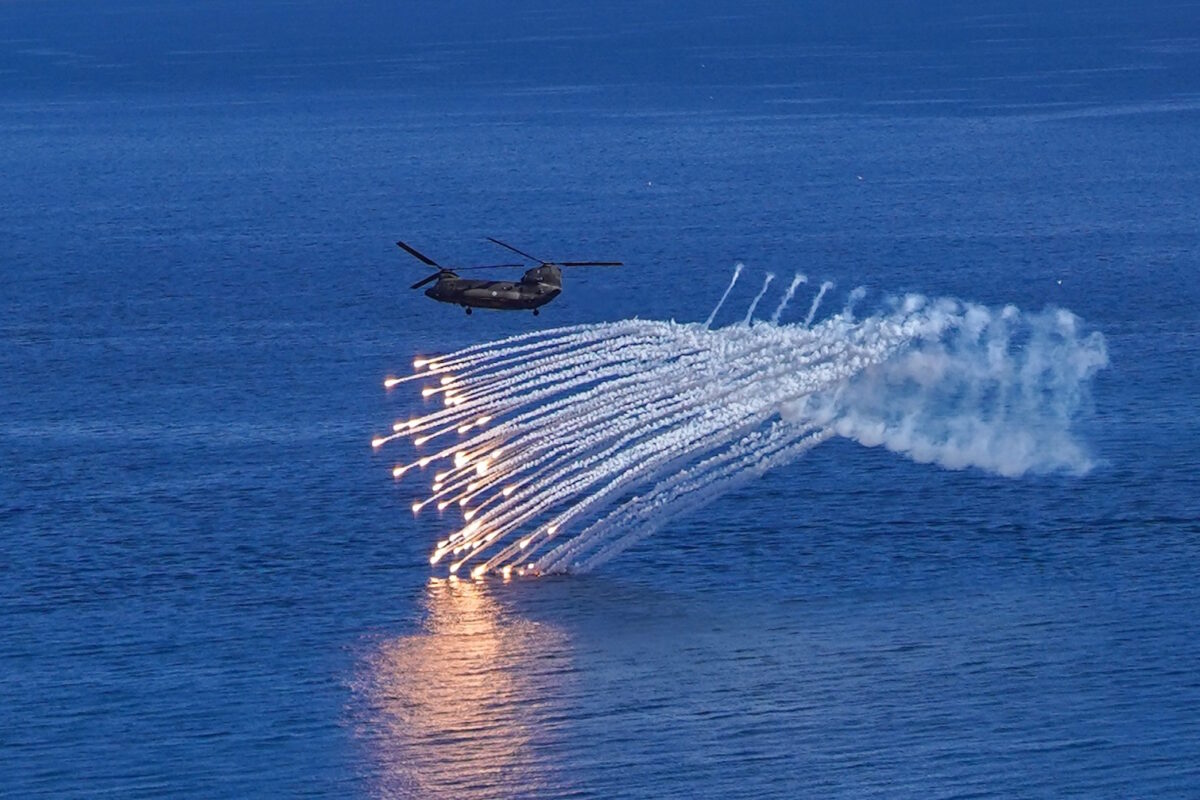Ελικόπτερα Chinook: Βελτιωμένες διαθεσιμότητες, εξωτερικές συνεργασίες και συζητήσεις Αεροπορίας Στρατού – Boeing