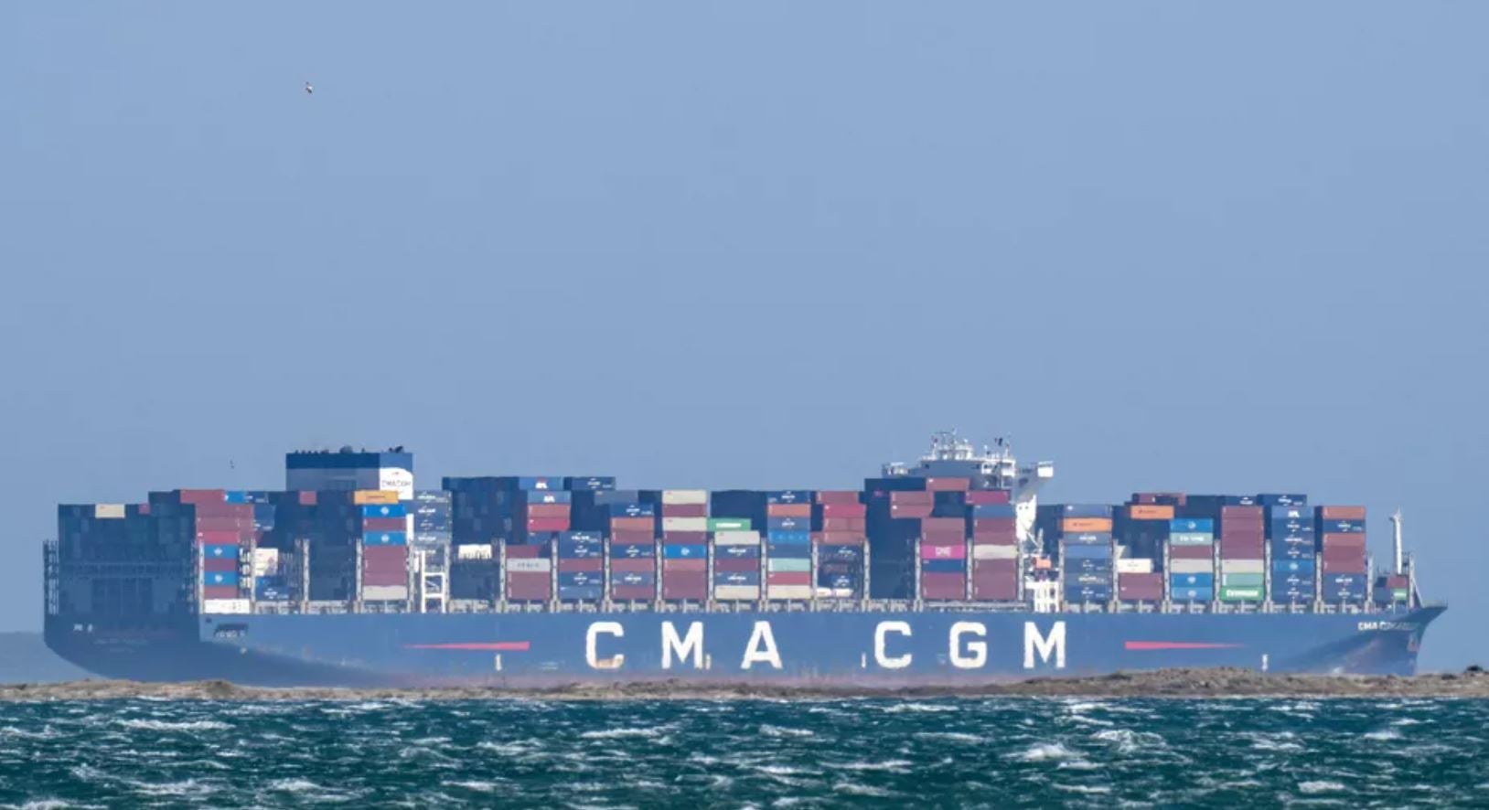 Στενό Ορμούζ: Η CMA CGM ανακοίνωσε ότι πλοίο της δέχθηκε επίθεση