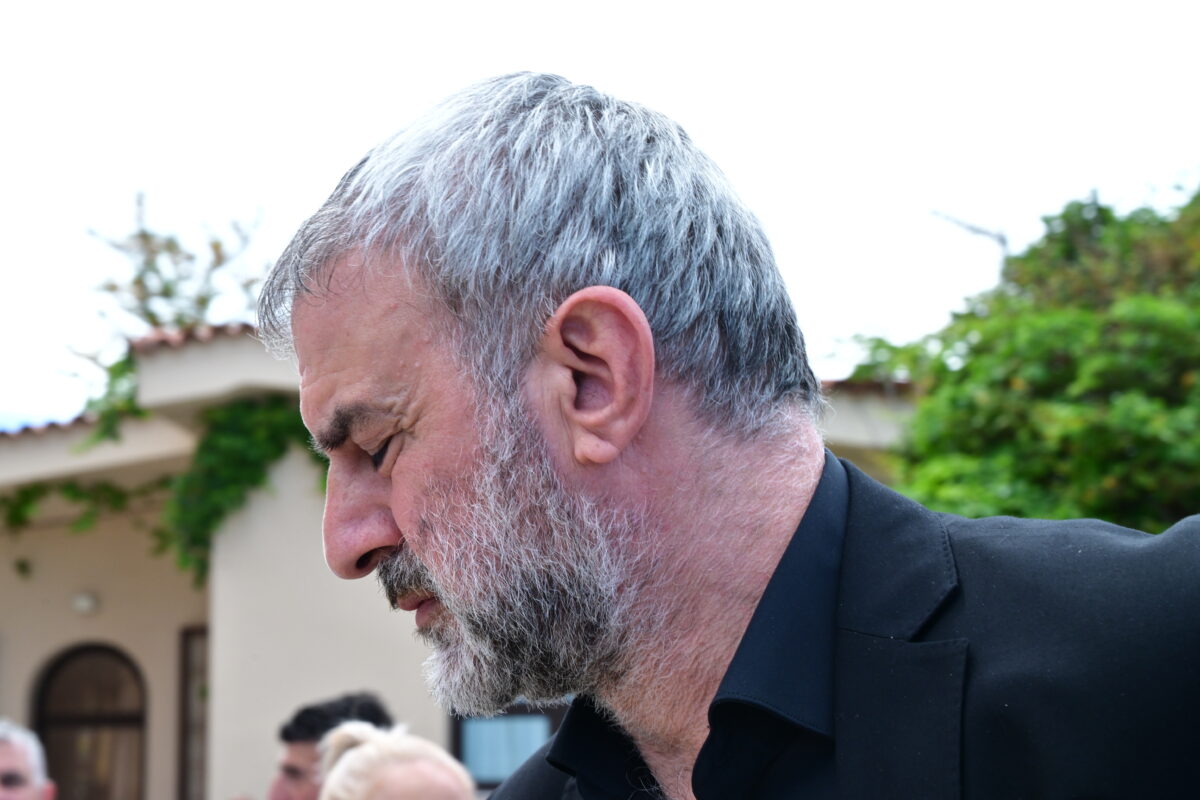 Ο Τραϊανός Δέλλας αποχαιρετά τη Γωγώ Μαστροκώστα: Συντετριμμένος δίπλα στη μονάκριβή τους