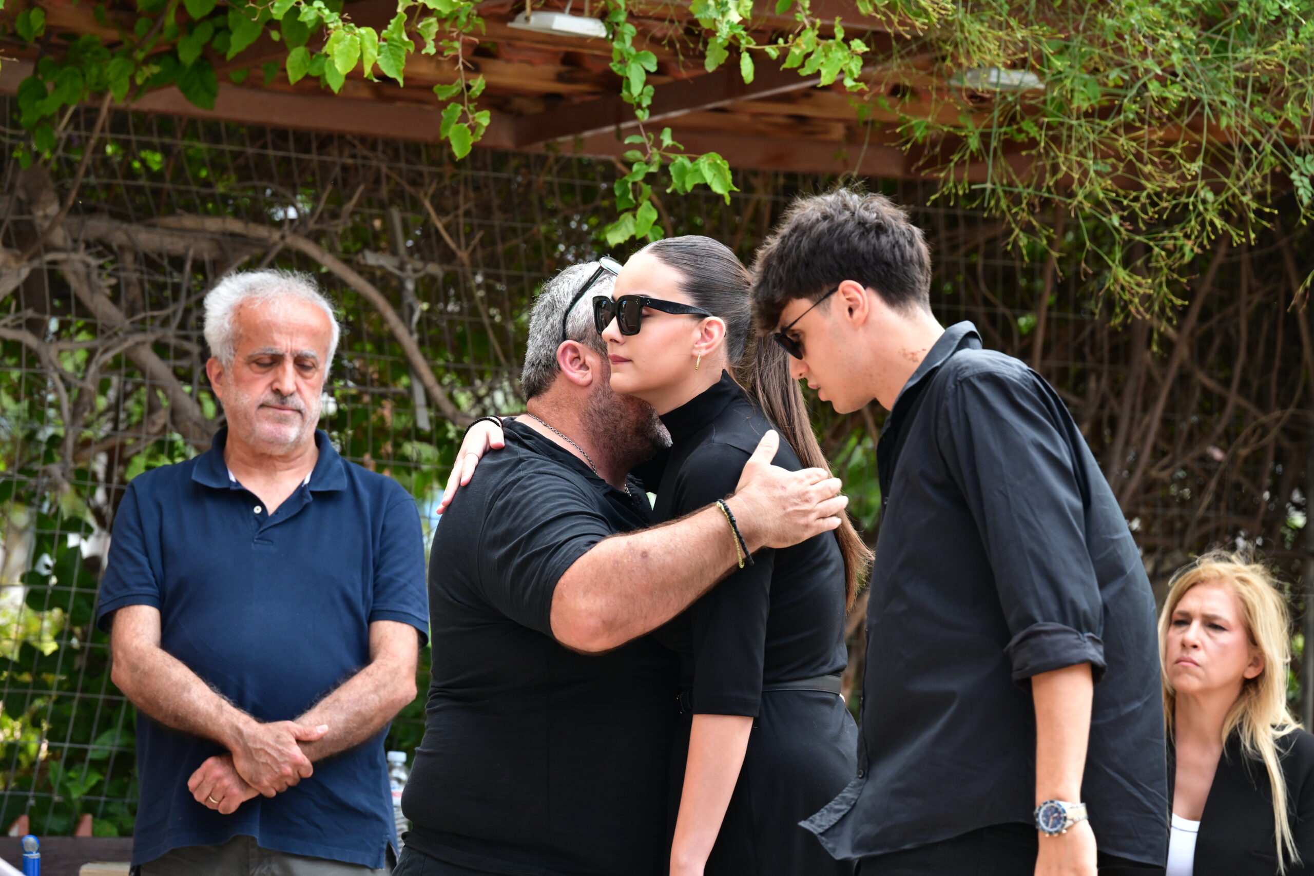 Ο Τραϊανός Δέλλας αποχαιρετά τη Γωγώ Μαστροκώστα: Συντετριμμένος δίπλα στη μονάκριβή τους