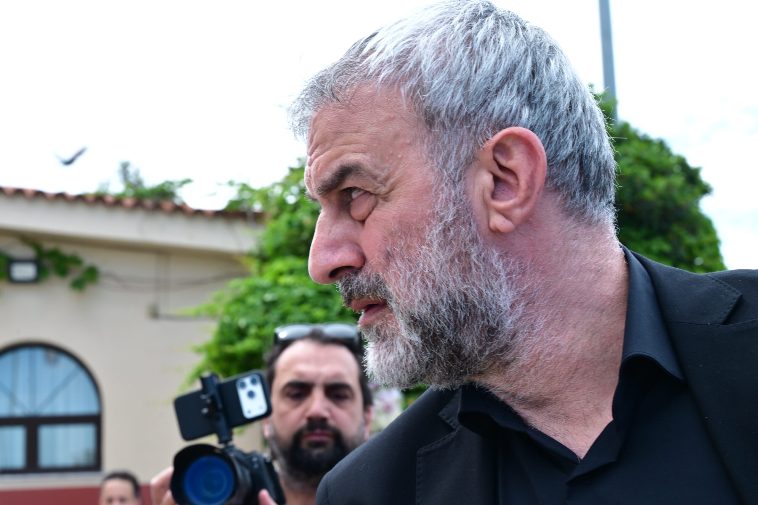 Ο Τραϊανός Δέλλας αποχαιρετά τη Γωγώ Μαστροκώστα: Συντετριμμένος δίπλα στη μονάκριβή τους