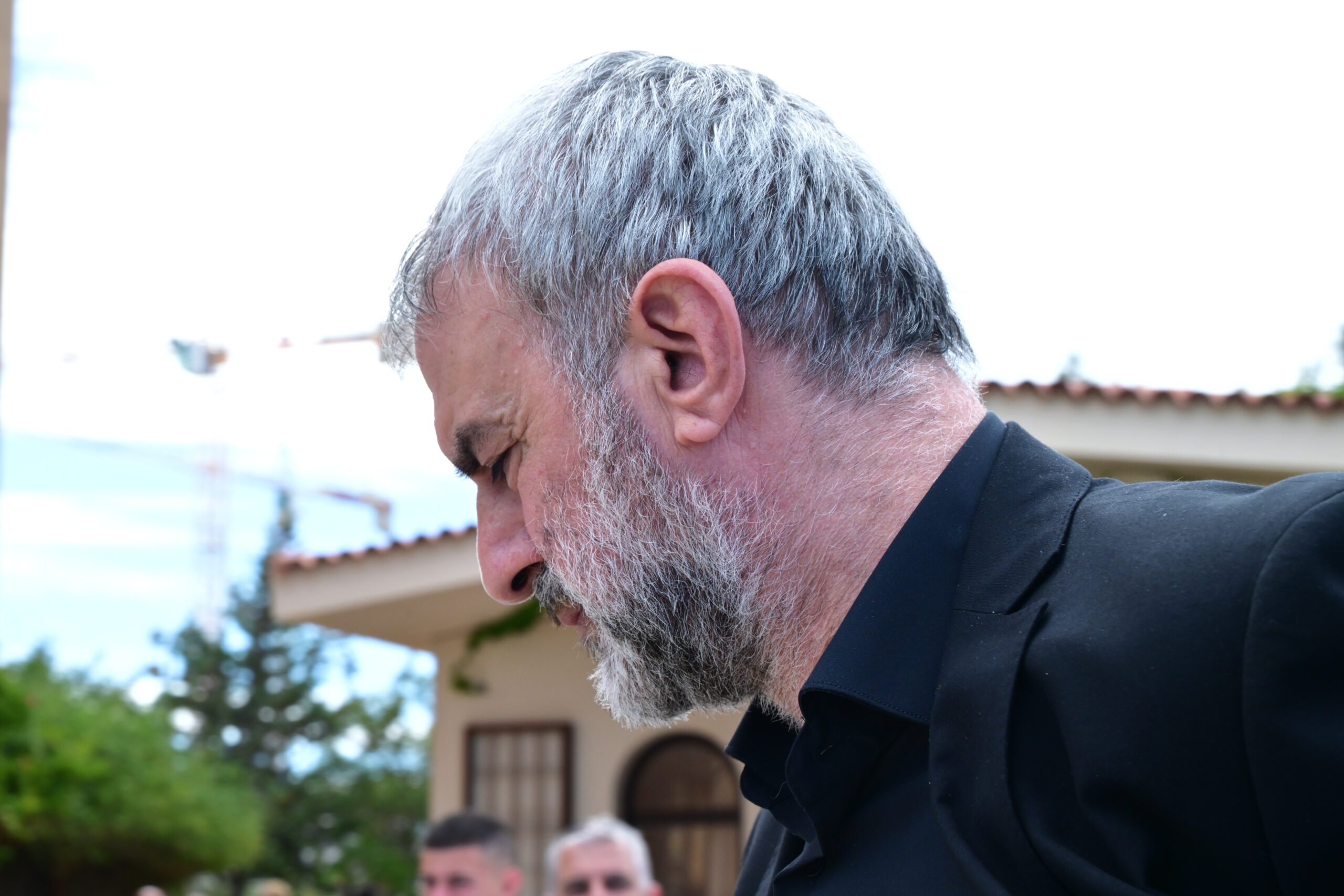 Ο Τραϊανός Δέλλας αποχαιρετά τη Γωγώ Μαστροκώστα: Συντετριμμένος δίπλα στη μονάκριβή τους