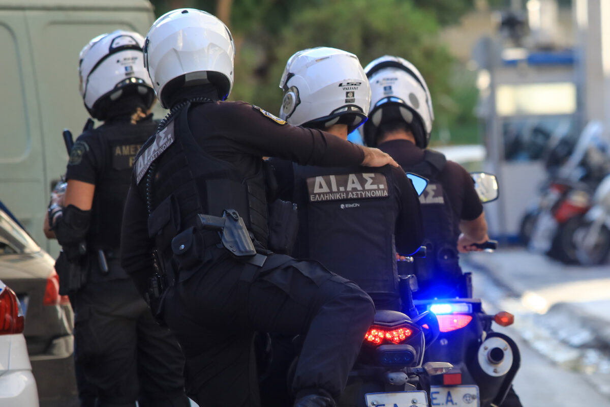 Συναγερμός στην Κορινθία: Άνδρας εντοπίστηκε με τραύμα από σφαίρα στο Μπολάτι